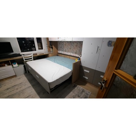 Mobilă pentru cameră copii în stil modern, cu design ergonomic, culori plăcute și spații de depozitare funcționale, realizată din materiale sigure și durabile